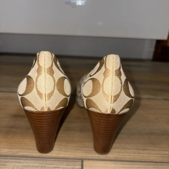 Coach Cream Classic Heels - Picture 3 of 4